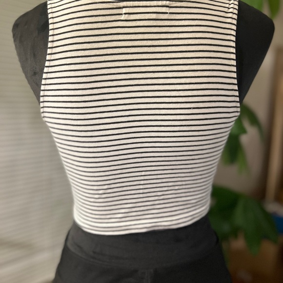 Black and White Striped Crop Top - Picture 2 of 4